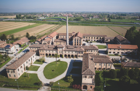 La <strong>Filanda Motta</strong> si estende per più di 16.000 mq immersa nella campagna tra <strong>Venezia </strong>e <strong>Treviso</strong>, le grandi aree scoperte permettono di realizzare gli allestimenti più imponenti e il salone al 1° piano di 300mq può ospitare fino a 250 persone. Il <strong>parcheggio interno </strong>e la vicinanza con l'autostrada (5 minuti) rendono la <strong>Filanda Motta</strong> la sede giusta per la vostra azienda, per organizzare feste private, shooting fotografici, presentazioni o convegli aziendali.